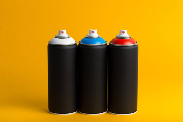 botellas de spry sobre fondo colorido, arte callejero
 - Foto, Imagen