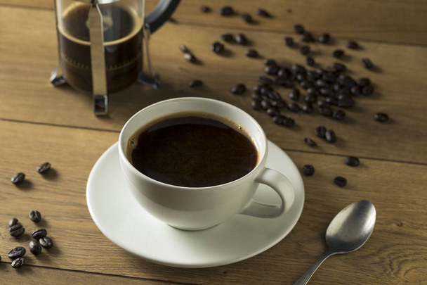 Warme zelfgemaakte Franse pers koffie in een kopje - Foto, afbeelding