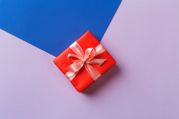 close up of gift box on colorful background - Foto, Bild
