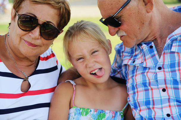 Grootouders en kleindochter genieten van dag In het Park - Foto, afbeelding