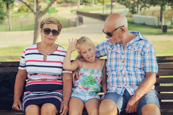 祖父母と孫娘の公園で一日を楽しんで - 写真・画像