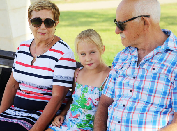 祖父母と孫娘の公園で一日を楽しんで - 写真・画像
