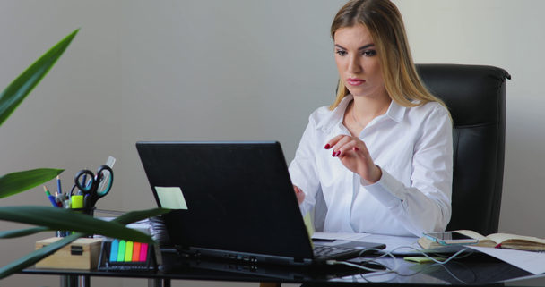 Office work, businesswoman sitting at the desk working by laptop - Video, Çekim