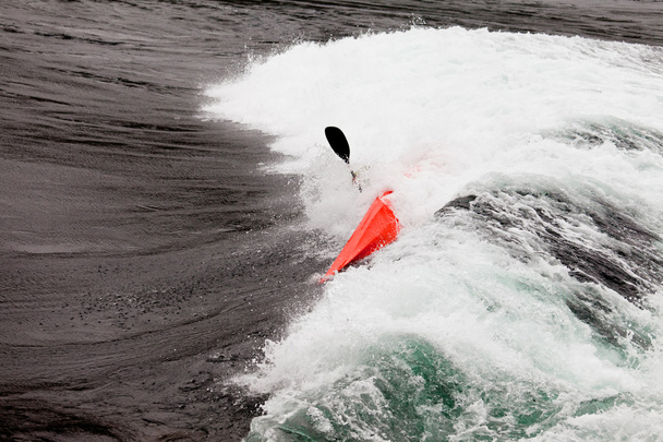 kayaker in white water peddelen brekende golven - Foto, afbeelding