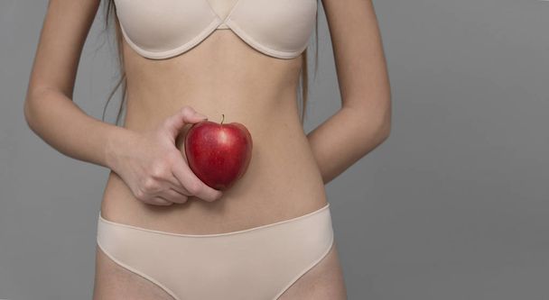 Varias expresiones de chica joven con fruta fresca de manzana sobre fondo neutro
 - Foto, Imagen