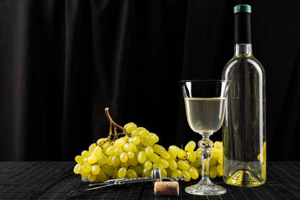 Wine and fresh grapes on dark background - Valokuva, kuva