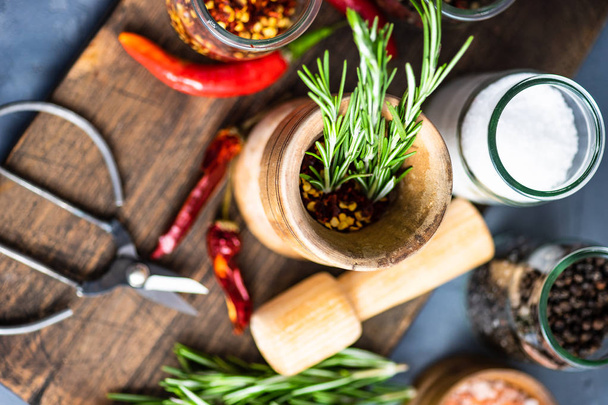Orgaaniset mausteet, kuten pippuri, rosmariini, erilaiset suolat maalaismaisella pohjalla
 - Valokuva, kuva