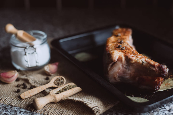 carne cruda en una caja de metal sobre fondo oscuro
 - Foto, Imagen