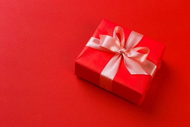 close up of gift box on colorful background - Foto, afbeelding