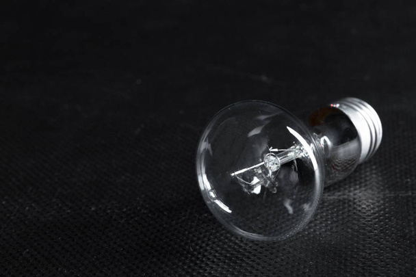 Классическая лампочка Эдисона на тёмном фоне с пространством для текста
 - Фото, изображение