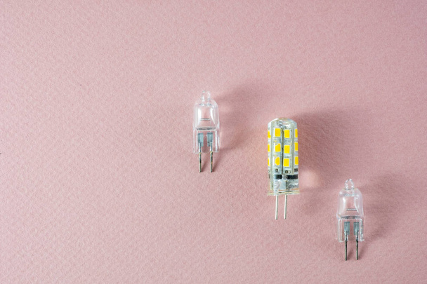 G4 bipin lambalar iki halojen ve bir modern eco teknolojisi gösterilen bir pembe çapraz olarak düzenlenmiş Led türü geçiş - Fotoğraf, Görsel