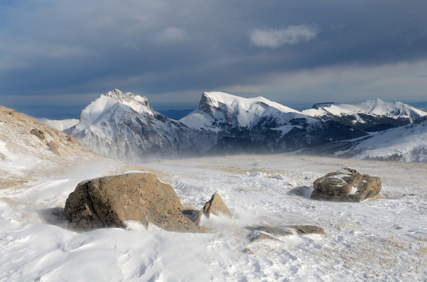 Windy mountain landscape in winter - Foto, Imagen
