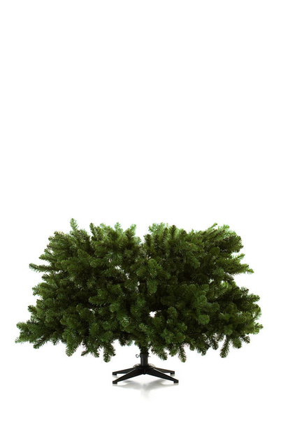 16 series de imágenes de un árbol de Navidad artificial que se está armando, incluyendo regalos. - Foto, Imagen