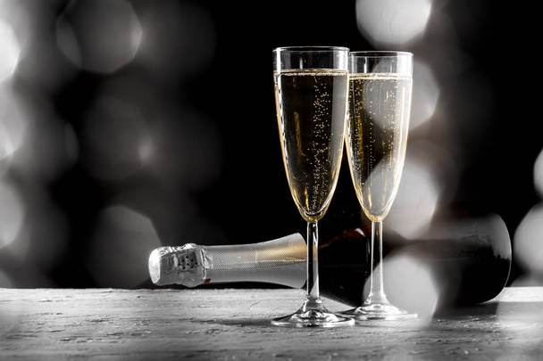 close up of glasses of champagne with the bottle - Foto, afbeelding