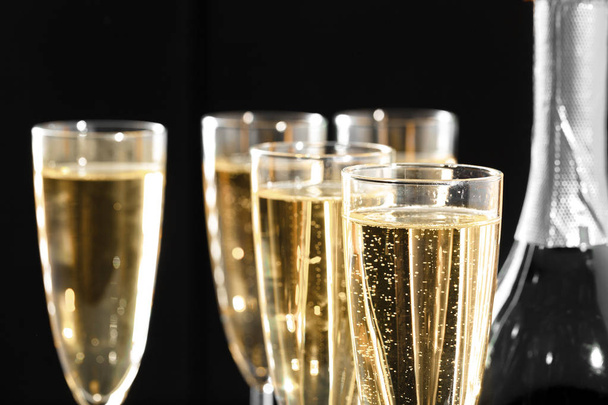 close up of glasses of champagne with the bottle - Foto, Imagen