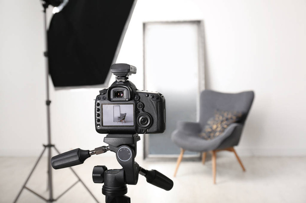 Interior del moderno estudio fotográfico con equipamiento profesional - Foto, imagen