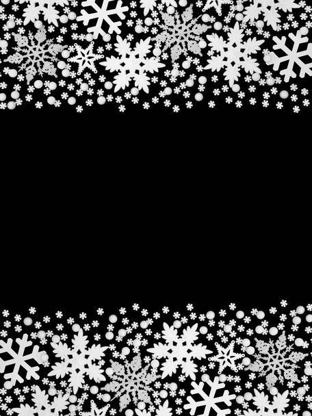 Joulun valkoinen lumihiutale ja pallo helyjä abstrakti raja musta tausta kopioi tilaa
. - Valokuva, kuva