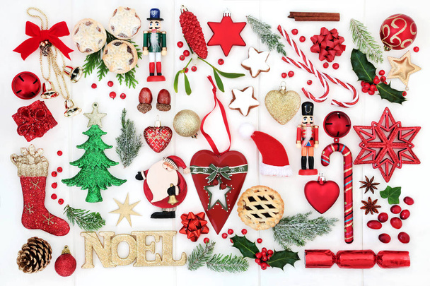 ノエル ・ サイン、レトロと新しい安ピカ装飾、キャンディー、ミンスパイ、冬の植物、リボン、素朴な白い木の弓とクリスマスの背景。トップ ビュー. - 写真・画像