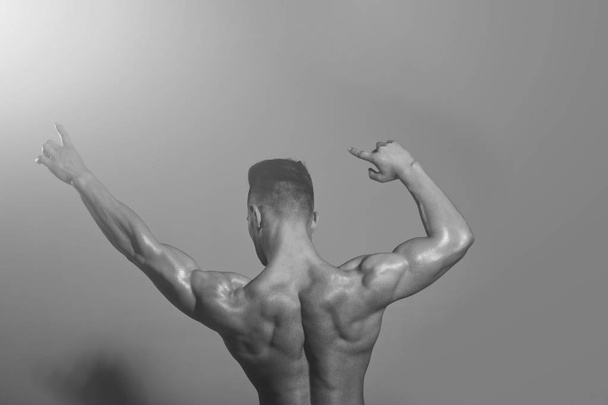 sexy Mann mit muskulösem Körper und Rücken - Foto, Bild