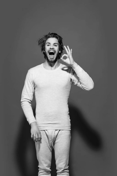 нормальный жест счастливого человека утром в белом нижнем белье
 - Фото, изображение