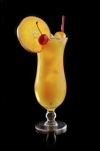 orange cocktail with a cherry - Foto, afbeelding