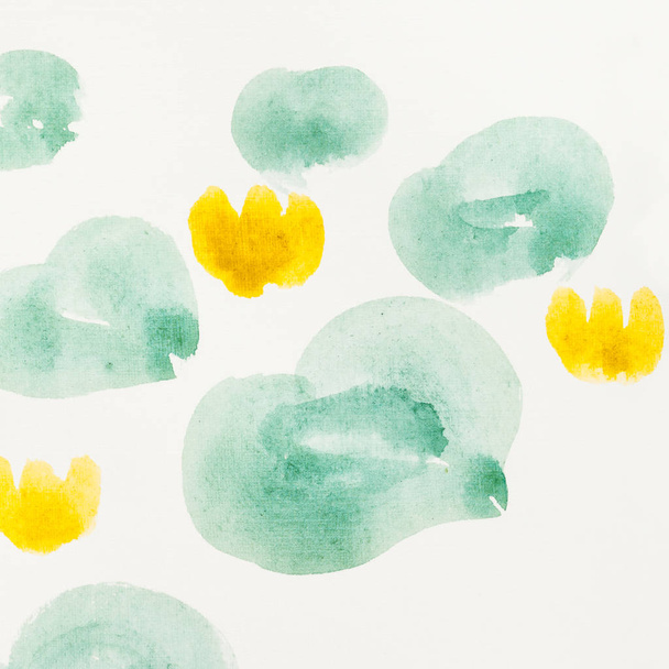 pintura a mano en estilo sumi-e sobre papel crema - hojas y flores de nenúfares dibujadas por acuarelas
 - Foto, Imagen