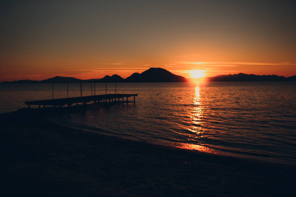 Zeegezicht en zonsondergang zicht op zee. - Foto, afbeelding