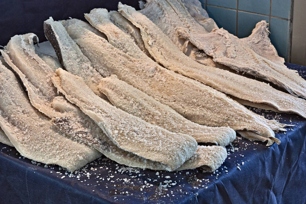 bacalao salado seco, filetes de pescado conservados en sal
 - Foto, Imagen
