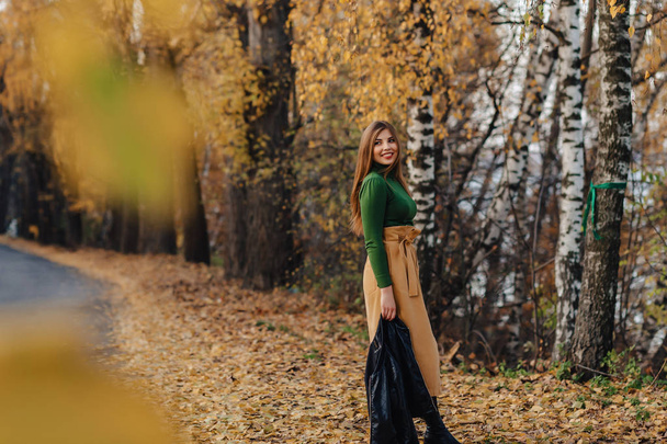 Yalnız sonbahar renkli Park'ta rahat şık genç kız yürüyüş - Fotoğraf, Görsel