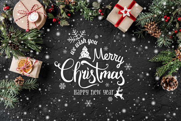 Noël et Nouvel An Typographique sur fond de vacances avec branches de sapin, cadeaux, baies. Thème Noël et bonne année, neige. Couché plat, vue du dessus
 - Photo, image
