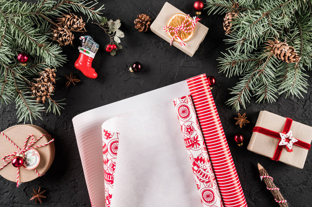 Sarma, çam dalları, hediyeler, çam kozalakları, tatil arka plan üzerinde kırmızı süslemeleri Noel ile yılbaşı kompozisyon. Noel ve mutlu yeni yıl kartı. Düz yatıyordu, en iyi görünümü - Fotoğraf, Görsel