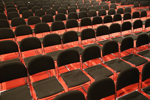 Rangées de sièges vides d'une salle de conférence vide
 - Photo, image