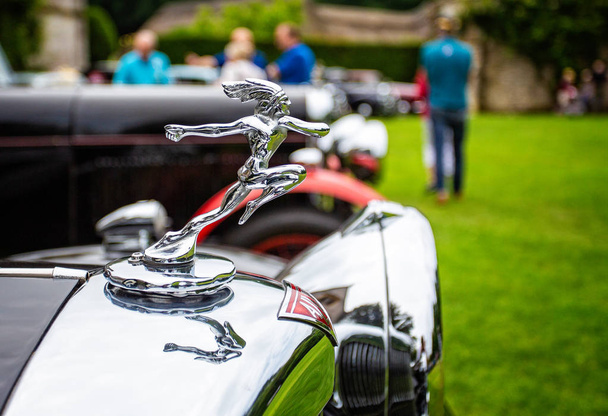Alvis Car silver hood ornament and car mascot taken in Puddletown, Dorset, UK on 10 June 2018 - Foto, immagini
