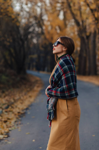 przytulne, stylowe, młoda dziewczyna spaceru na jesień kolorowy park sam - Zdjęcie, obraz
