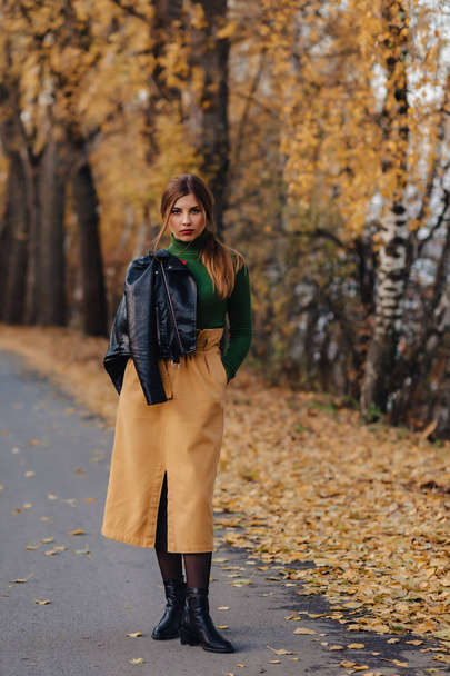 acogedor elegante chica caminar en otoño colorido parque solo
 - Foto, Imagen