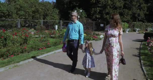 Young family in the park - Video