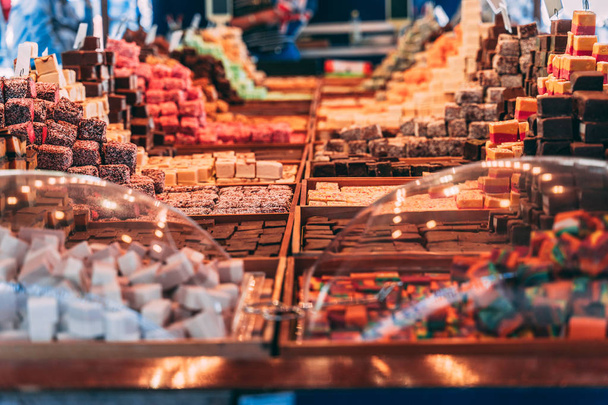 Süßwarenmarkt im Hochsommer. verschiedene Süßigkeiten zur Selbstbedienung - Foto, Bild