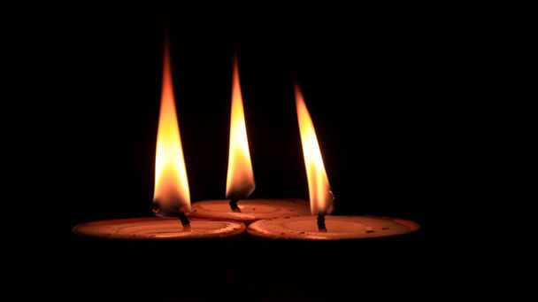 Três velas de lâmpada de manteiga brilhando no escuro, usadas principalmente durante o festival Diwali ou Deepawali
 - Foto, Imagem