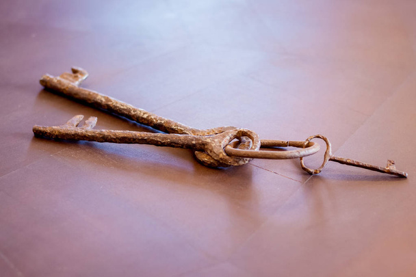 Velhas chaves enferrujadas jazem na mesa
 - Foto, Imagem