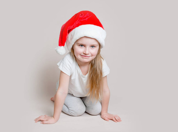 Little girl in santa claus hat - Foto, imagen
