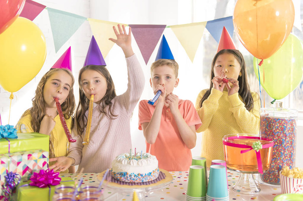 grupa dzieci na przyjęciu urodzinowym w domu - Zdjęcie, obraz