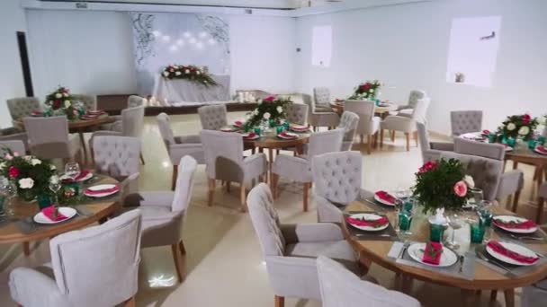 Γενικό εσωτερικό σχέδιο του εστιατορίου με διακόσμηση λουλουδιών και μια περιοχή μήνας του μέλιτος - Πλάνα, βίντεο