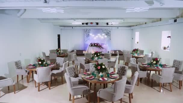 algemene interieur plan van het restaurant met een bloem decor en een huwelijksreis - Video