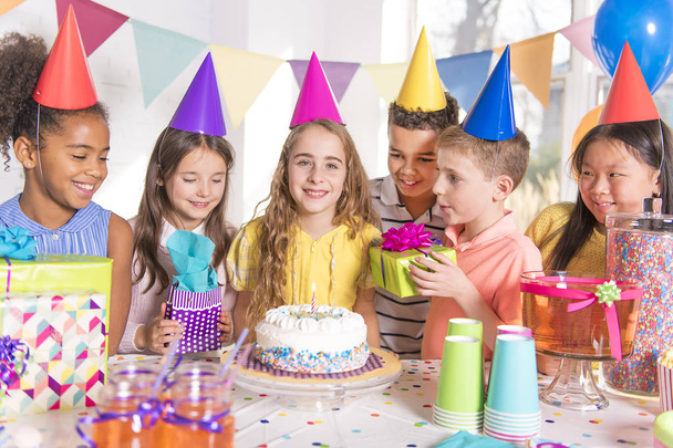 csoport a gyerekek születésnapi party otthon - Fotó, kép