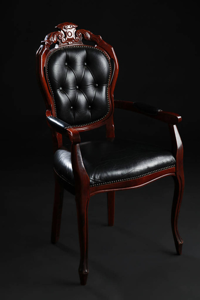 Черный стул
 - Фото, изображение