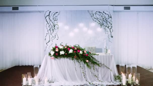 het presidium van de pasgetrouwden versierd met een bloemstuk en een boog - Video