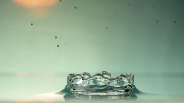 Gotas de chuva caem na água, foco seletivo de perto
 - Foto, Imagem