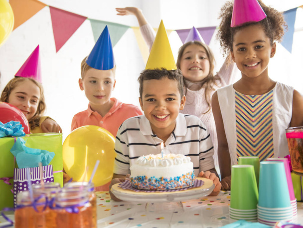 Grupa uroczych dzieci bawiących się na przyjęciu urodzinowym - Zdjęcie, obraz