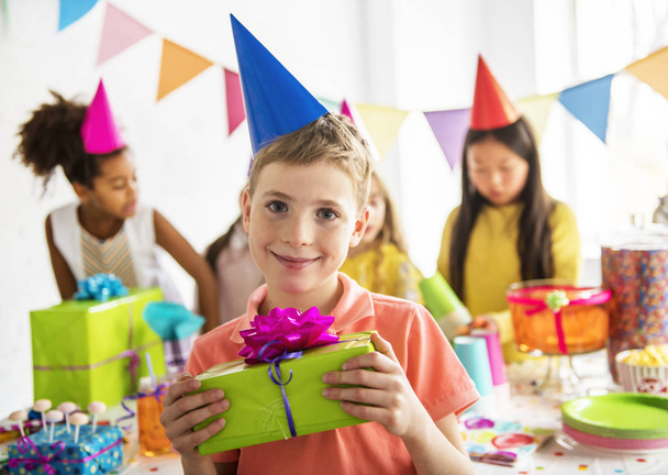 Grupo de niños adorables divirtiéndose en la fiesta de cumpleaños - Foto, Imagen
