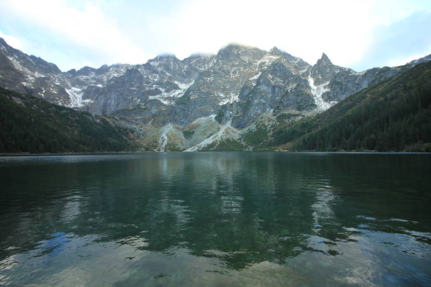 Lago montês pitoresco Sea Eye, o Vale Rybi Potok. Polônia. Morskie Oko é o maior lago de montanha nas montanhas Tatra High, perto de Zakopane, deitado no lado polonês das montanhas, sob o pico de Rysy (1395,4 m). Outubro 6, 2018
. - Foto, Imagem